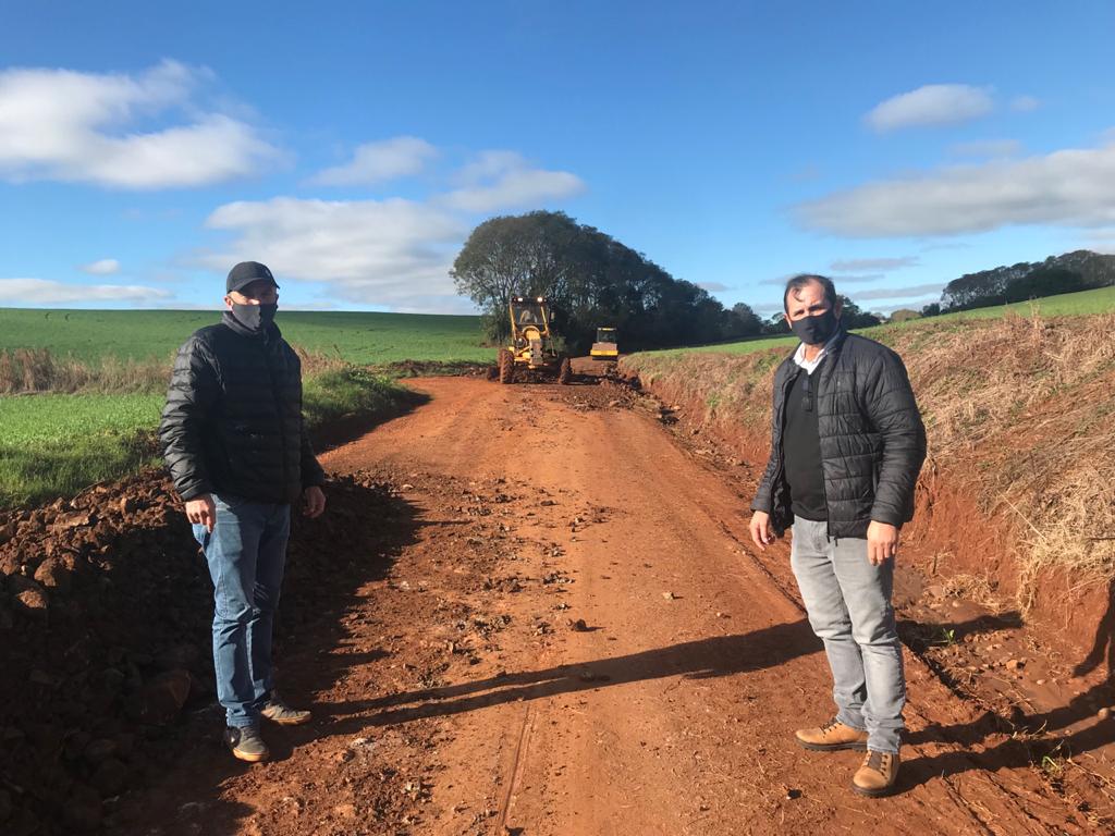 Prefeito Ruben acompanha obras de encascalhamento no interior